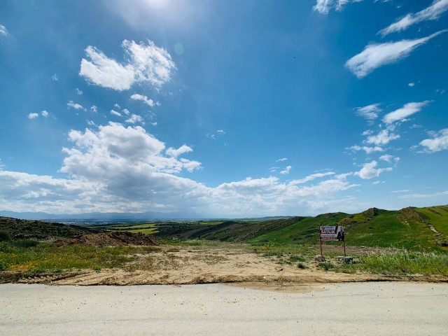 LEFKOŞA-GÖNYELİ'nin EN NEZİH Bölgesinde; PANORAMİK Manzaralı & Önü Kapanmayacak 955m2 Villalık ARSA!