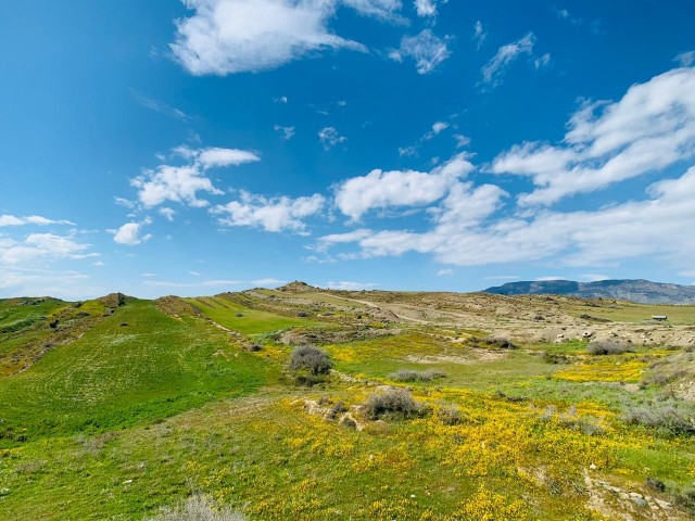 LEFKOŞA-GÖNYELİ'nin EN NEZİH Bölgesinde; PANORAMİK Manzaralı & Önü Kapanmayacak 955m2 Villalık ARSA!