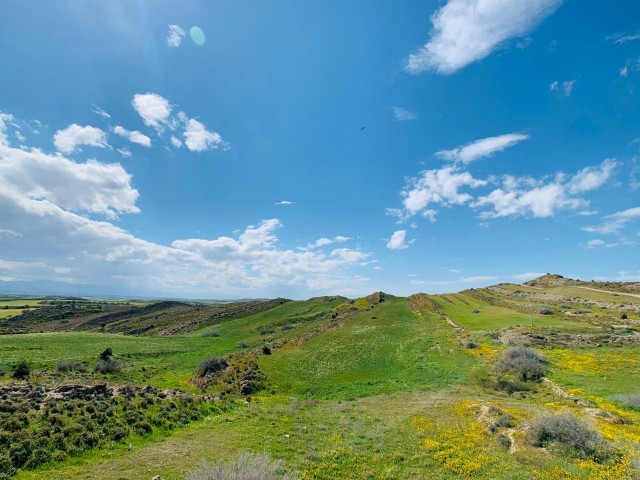 LEFKOŞA-GÖNYELİ'nin EN NEZİH Bölgesinde; PANORAMİK Manzaralı & Önü Kapanmayacak 955m2 Villalık ARSA!