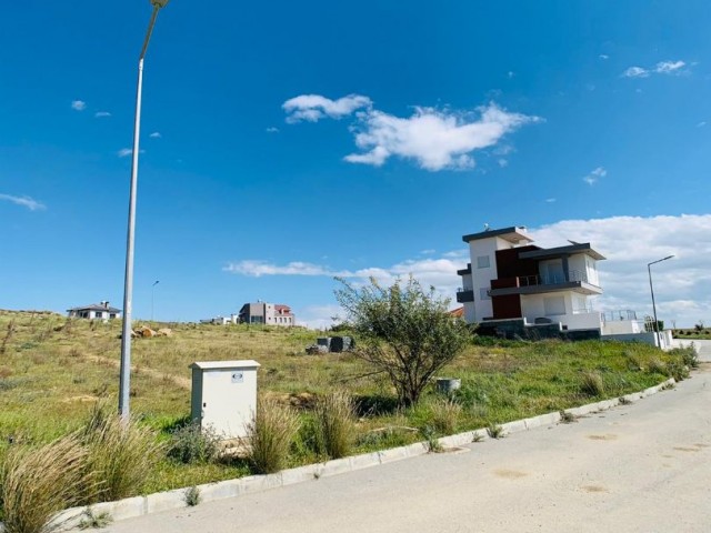 LEFKOŞA-GÖNYELİ'nin EN NEZİH Bölgesinde; PANORAMİK Manzaralı & Önü Kapanmayacak 955m2 Villalık ARSA!