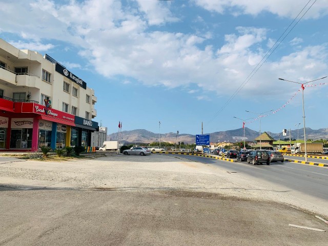 Nikosia ist auch die beliebteste Lage für Autohäuser - 23 m von der Hauptstraße. Frontal-perfekte Beschilderung wertvoller Arbeitsplatz!! ** 