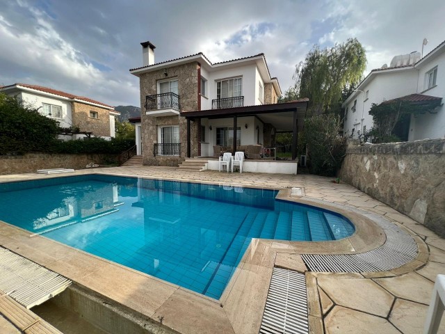 Zu verkaufen 3+1 Villa mit Pool in Kyrenia Edremit Region !!!