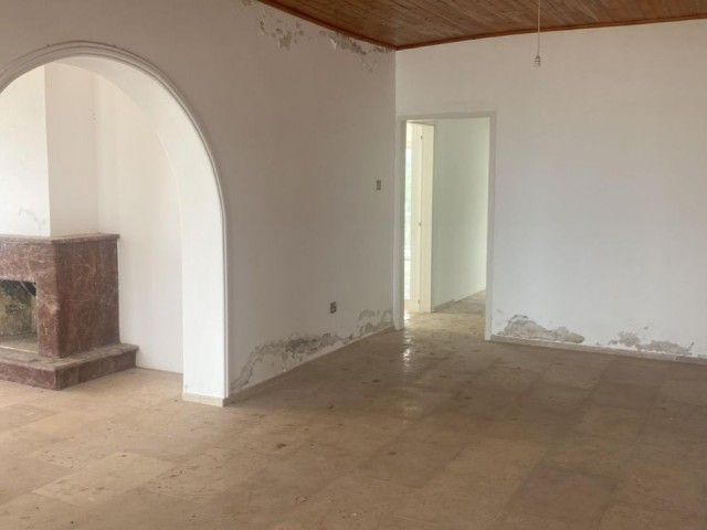 4+2 FLAT FOR SALE IN KYRENIA CENTER