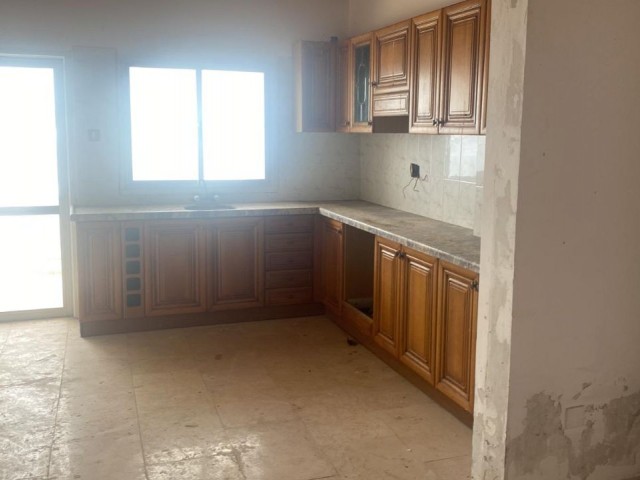 4+2 FLAT FOR SALE IN KYRENIA CENTER