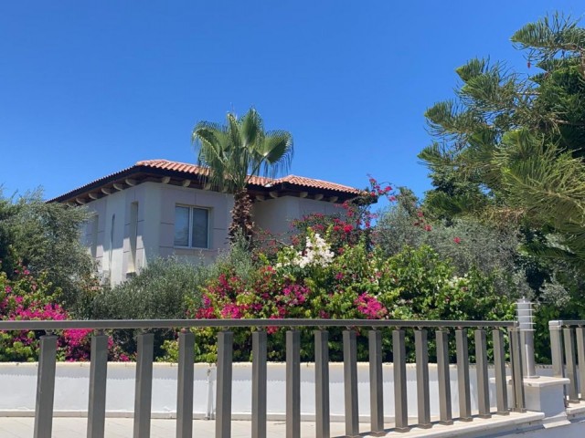 Unsere 5+2 Triplex-Villa steht zum Verkauf in Ozanköy, Kyrenia!