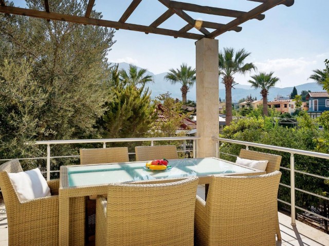 Unsere 5+2 Triplex-Villa steht zum Verkauf in Ozanköy, Kyrenia!