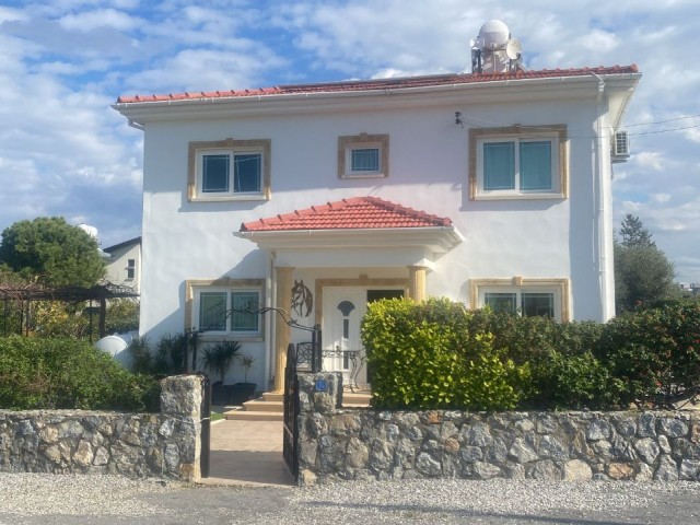 3+1 VILLA MIT POOL ZU VERMIETEN IN KARŞIYAKA