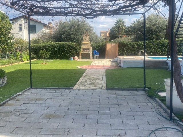 3+1 VILLA MIT POOL ZU VERMIETEN IN KARŞIYAKA