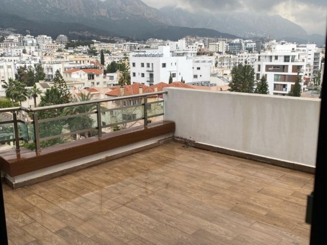 Penthouse 3+1 mit voller Aussicht auf das Zentrum von Kyrenia