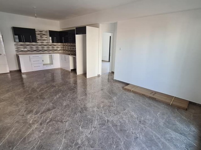 ZUM VERKAUF IN FAMAGUSTA CANAKKALE 2 + 1 MIT GROßEM BALKON ** 