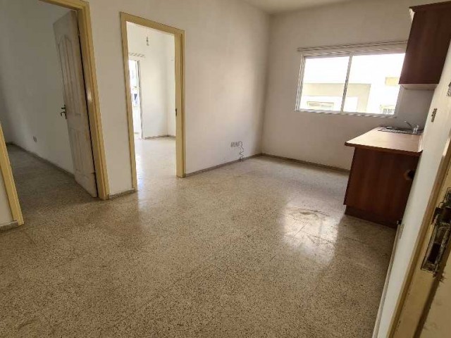 Mağusa sakarya bölgesinde kiralık  2+1 eşyasız daire 