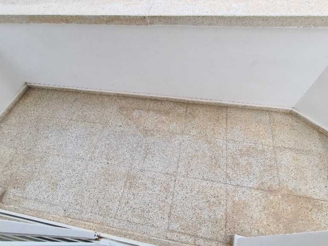 Mağusa sakarya bölgesinde kiralık  2+1 eşyasız daire 