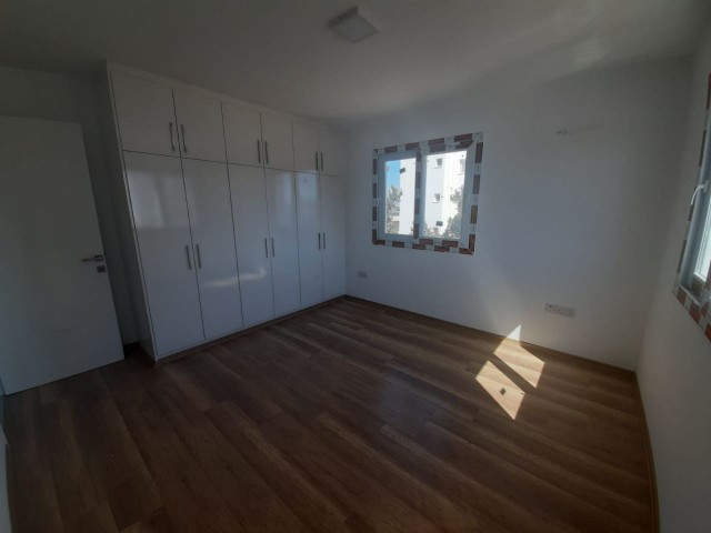 Canakkale area 3+1 flat for sale 126 m² In City mall area, Unfurnished, 3 toilets, 3rd floor apartment with en-suite bathroom. It is a 5-storey building with elevator and car park.