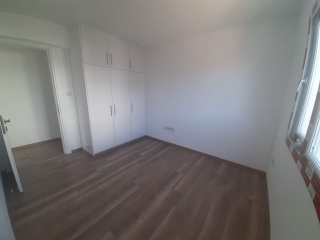 Canakkale area 3+1 flat for sale 126 m² In City mall area, Unfurnished, 3 toilets, 3rd floor apartment with en-suite bathroom. It is a 5-storey building with elevator and car park.