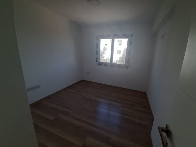 Canakkale area 3+1 flat for sale 126 m² In City mall area, Unfurnished, 3 toilets, 3rd floor apartment with en-suite bathroom. It is a 5-storey building with elevator and car park.