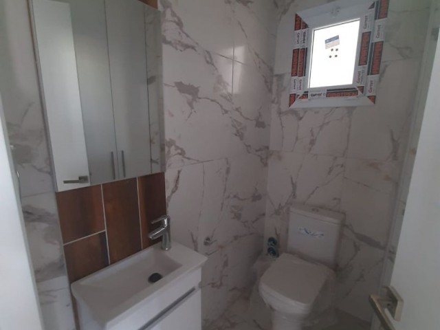 Canakkale area 3+1 flat for sale 126 m² In City mall area, Unfurnished, 3 toilets, 3rd floor apartment with en-suite bathroom. It is a 5-storey building with elevator and car park.