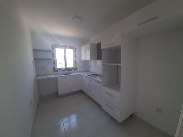 Canakkale area 3+1 flat for sale 126 m² In City mall area, Unfurnished, 3 toilets, 3rd floor apartment with en-suite bathroom. It is a 5-storey building with elevator and car park.