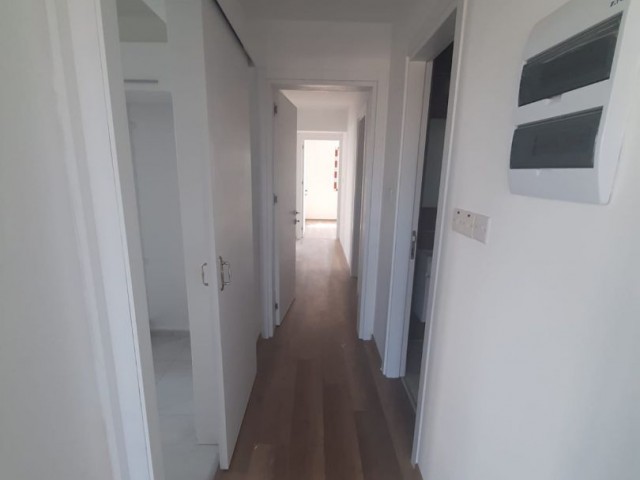 Canakkale area 3+1 flat for sale 126 m² In City mall area, Unfurnished, 3 toilets, 3rd floor apartment with en-suite bathroom. It is a 5-storey building with elevator and car park.