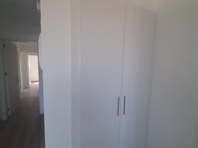 Canakkale area 3+1 flat for sale 126 m² In City mall area, Unfurnished, 3 toilets, 3rd floor apartment with en-suite bathroom. It is a 5-storey building with elevator and car park.