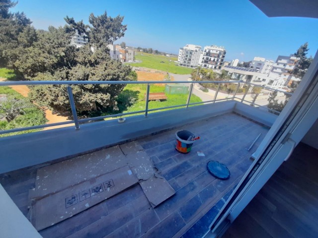 Canakkale area 3+1 flat for sale 126 m² In City mall area, Unfurnished, 3 toilets, 3rd floor apartment with en-suite bathroom. It is a 5-storey building with elevator and car park.