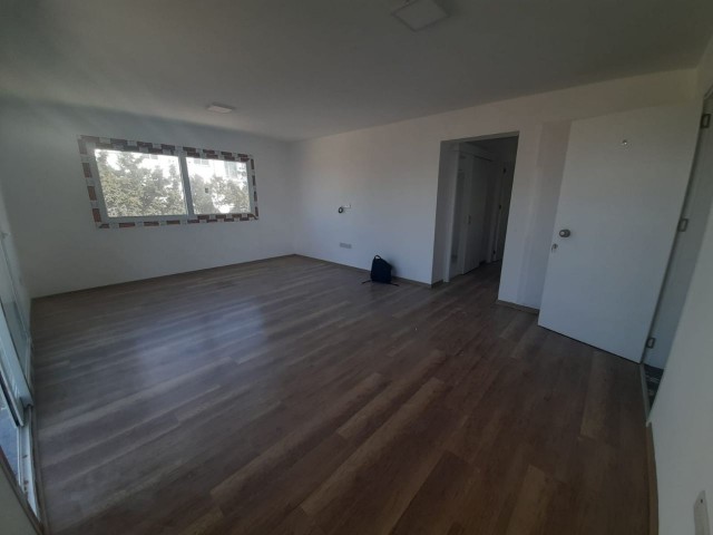 Canakkale area 3+1 flat for sale 126 m² In City mall area, Unfurnished, 3 toilets, 3rd floor apartment with en-suite bathroom. It is a 5-storey building with elevator and car park.