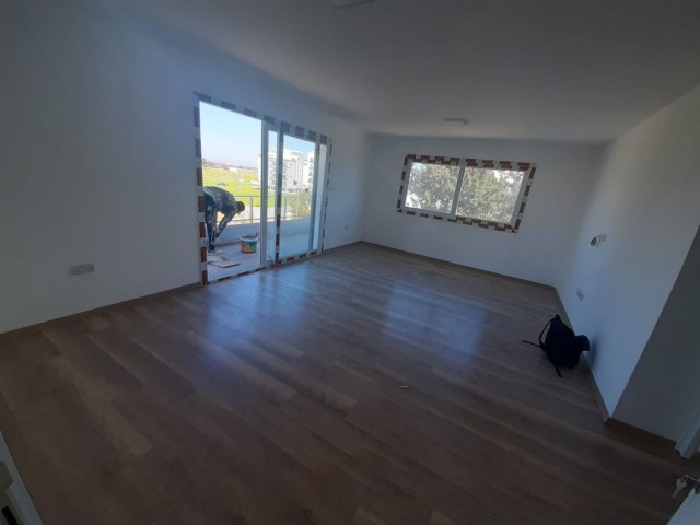 Canakkale area 3+1 flat for sale 126 m² In City mall area, Unfurnished, 3 toilets, 3rd floor apartment with en-suite bathroom. It is a 5-storey building with elevator and car park.