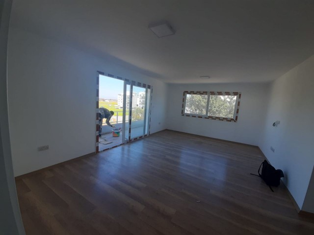 Canakkale area 3+1 flat for sale 126 m² In City mall area, Unfurnished, 3 toilets, 3rd floor apartment with en-suite bathroom. It is a 5-storey building with elevator and car park.