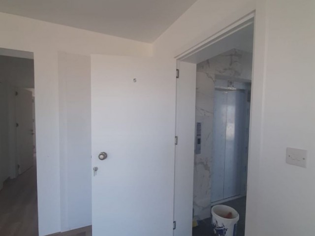 Canakkale area 3+1 flat for sale 126 m² In City mall area, Unfurnished, 3 toilets, 3rd floor apartment with en-suite bathroom. It is a 5-storey building with elevator and car park.