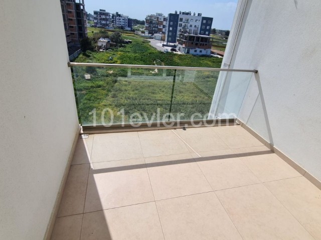 Mağusa Çanakkale bölgesinde kiralık eşyasız 2+1 aylık kirası 250£ 6 aylık kirası 1500£ depozit 250£ komisyon 250£ asansorlu ve 4.kattadır.