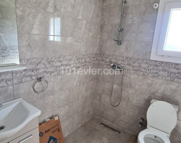 Mağusa Çanakkale bölgesinde kiralık eşyasız 2+1 aylık kirası 250£ 6 aylık kirası 1500£ depozit 250£ komisyon 250£ asansorlu ve 4.kattadır.