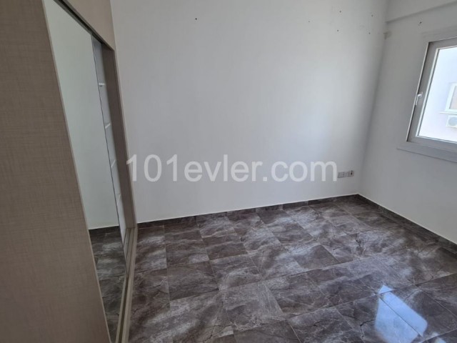 Mağusa Çanakkale bölgesinde kiralık eşyasız 2+1 aylık kirası 250£ 6 aylık kirası 1500£ depozit 250£ komisyon 250£ asansorlu ve 4.kattadır.