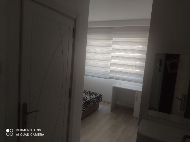 Sakarya 2 + 1 rent house 1 year payment 7500$ Deposit and commission Full A.c 2. Etage da Golden Residence Terrasse gegenüber dem Park neues Gebäude jedes Zimmer Klimatisierte Betten 2,5 Personen Gebühren 150 TL pro Monat ** 