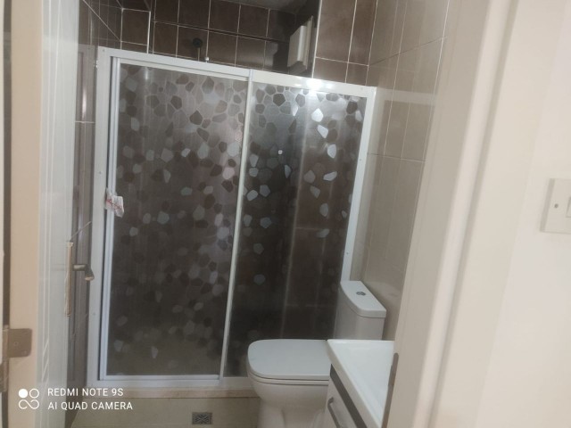 Sakarya 2 + 1 rent house 1 year payment 7500$ Deposit and commission Full A.c 2. Etage da Golden Residence Terrasse gegenüber dem Park neues Gebäude jedes Zimmer Klimatisierte Betten 2,5 Personen Gebühren 150 TL pro Monat ** 