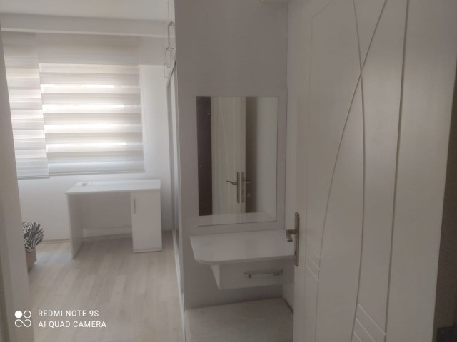 Sakarya 2 + 1 rent house 1 year payment 7500$ Deposit and commission Full A.c 2. Etage da Golden Residence Terrasse gegenüber dem Park neues Gebäude jedes Zimmer Klimatisierte Betten 2,5 Personen Gebühren 150 TL pro Monat ** 