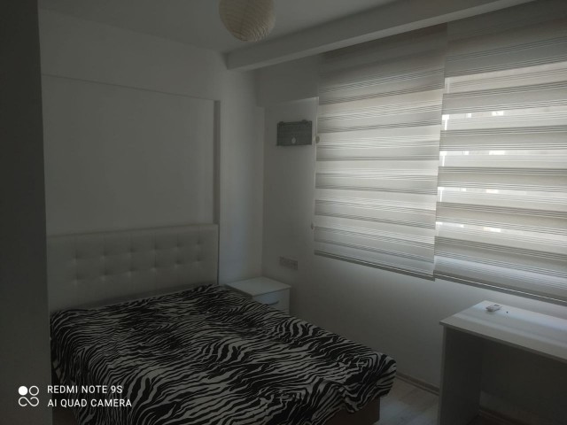 Sakarya 2 + 1 rent house 1 year payment 7500$ Deposit and commission Full A.c 2. Etage da Golden Residence Terrasse gegenüber dem Park neues Gebäude jedes Zimmer Klimatisierte Betten 2,5 Personen Gebühren 150 TL pro Monat ** 