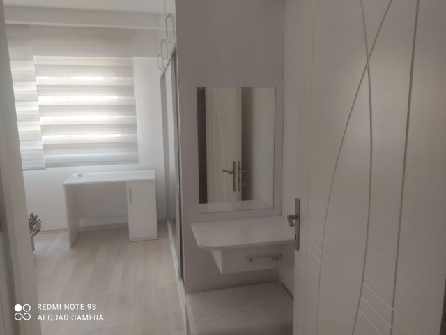 Sakarya 2 + 1 rent house 1 year payment 7500$ Deposit and commission Full A.c 2. Etage da Golden Residence Terrasse gegenüber dem Park neues Gebäude jedes Zimmer Klimatisierte Betten 2,5 Personen Gebühren 150 TL pro Monat ** 