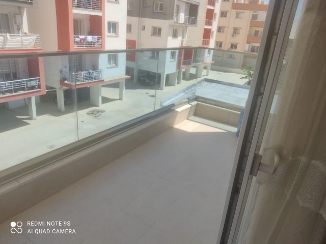 Sakarya 2 + 1 rent house 1 year payment 7500$ Deposit and commission Full A.c 2. Etage da Golden Residence Terrasse gegenüber dem Park neues Gebäude jedes Zimmer Klimatisierte Betten 2,5 Personen Gebühren 150 TL pro Monat ** 