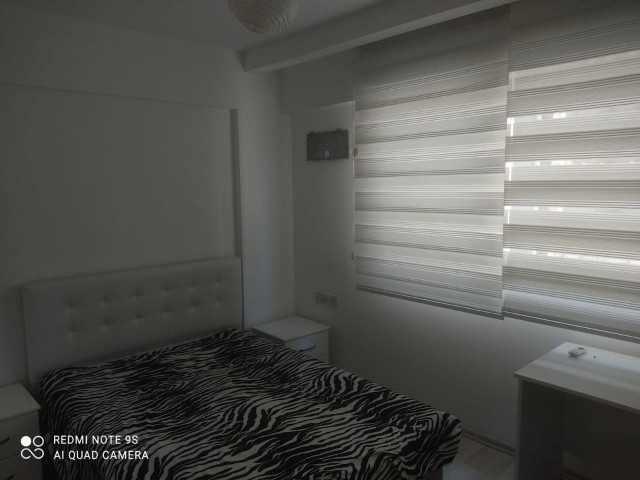 Sakarya 2 + 1 rent house 1 year payment 7500$ Deposit and commission Full A.c 2. Etage da Golden Residence Terrasse gegenüber dem Park neues Gebäude jedes Zimmer Klimatisierte Betten 2,5 Personen Gebühren 150 TL pro Monat ** 