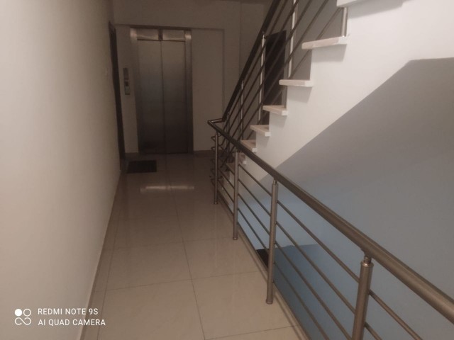 Sakarya 2 + 1 rent house 1 year payment 7500$ Deposit and commission Full A.c 2. Etage da Golden Residence Terrasse gegenüber dem Park neues Gebäude jedes Zimmer Klimatisierte Betten 2,5 Personen Gebühren 150 TL pro Monat ** 