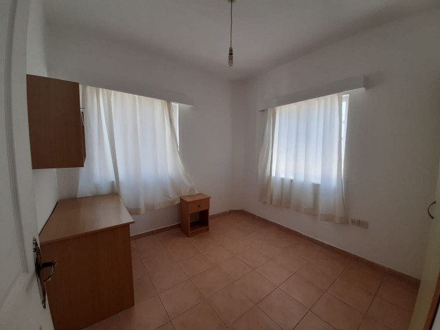 Close to lemar Mall 1 + 1 rent house Per month 180$ 5 months payment Deposit 180$ Commission 180$ Llosa electric Llosa bill 3.floor No elevator ** 