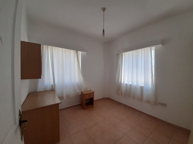 Close to lemar shopping mall 1+1 rent house Thu month 180$ 5 months payment Deposit 180$ Commission 180$ Water electric with bill 3.floor No elevator ** 