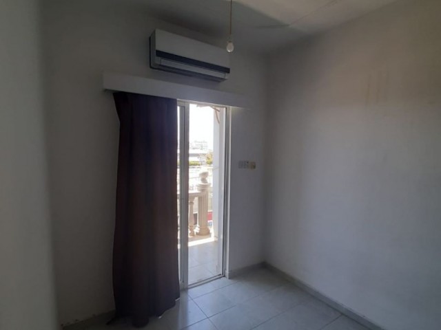 Lemara yakın 1+1 kiralık ev Aylık 200$ Depozito 200$ Komisyon 200$ Minimum 10 ay ödeme Su elektrik fatura ile Ödeme yaptıktan sonra kullanma 4. kat Asansör yok İnternet cyp king