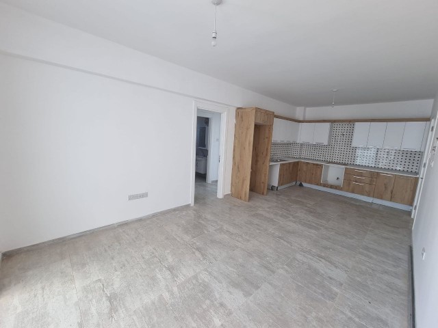 2+1 sehr geräumige Wohnung zum Verkauf in Famagusta Canakkale ** 