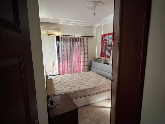 gülseren bölgesinde 4+2 satılık penthouse türk koçanlı full eşyalı 4.katta olan penthouse 100.000£ 260 metre kare 15 yıllık bina