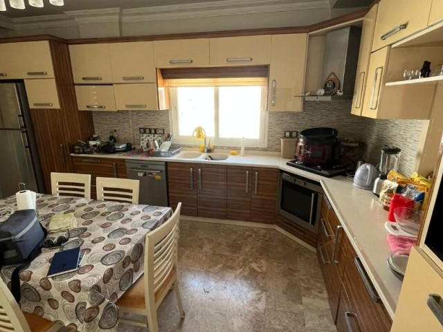 4+2 penthouse for sale in Gülseren, Turkish title fully furnished penthouse on the 4th floor 100,000£ 260 square meters 15 years old building