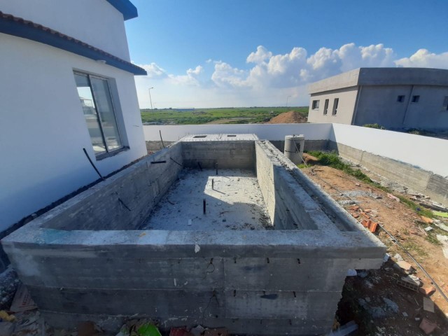 Detached villa 3+1 for sale in Ötükende £ 275. 000 DELIVERY IN 2 MONTHS AT LATEST.  590 METREKARE 200 METREKARE HOUSE SITUATION 590m2 equivalent plot, 200m² house sitting living room kitchen separate 3 bedrooms downstairs 1 bedroom on the roof floor closed garage pool, jacuzzi, barbecue, shomine and