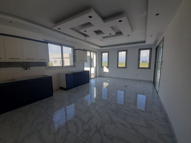 Ötükende mustakil villa 3+1 satılık 275.000£ EN GEC 2 AYA TESLIMDIR. 590 METREKARE 200 METREKARE EVIN OTURUMU  590m2 esdeger arsa, 200m² evin oturumu salon mutfak ayri 3 yatak odasi asagida 1 yatak odasida cati katinda kapali garaji havuz,jakuzi, barbeku,şomine ve saya sayamadigim bir cok ozelligi e