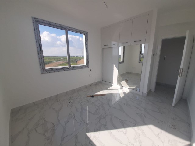 Ötükende mustakil villa 3+1 satılık 275.000£ EN GEC 2 AYA TESLIMDIR. 590 METREKARE 200 METREKARE EVIN OTURUMU  590m2 esdeger arsa, 200m² evin oturumu salon mutfak ayri 3 yatak odasi asagida 1 yatak odasida cati katinda kapali garaji havuz,jakuzi, barbeku,şomine ve saya sayamadigim bir cok ozelligi e