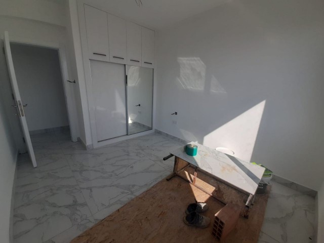 Ötükende mustakil villa 3+1 satılık 275.000£ EN GEC 2 AYA TESLIMDIR. 590 METREKARE 200 METREKARE EVIN OTURUMU  590m2 esdeger arsa, 200m² evin oturumu salon mutfak ayri 3 yatak odasi asagida 1 yatak odasida cati katinda kapali garaji havuz,jakuzi, barbeku,şomine ve saya sayamadigim bir cok ozelligi e