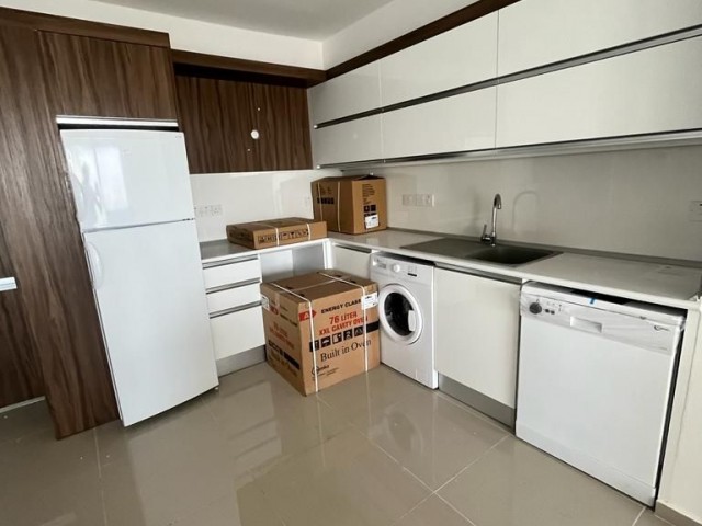 golden resıdence de 2 tane kıralık daire 6 ay ödeme imkanı 650£ dan 6 kira 2 depozıt 1 komısyon 8.katta full eşyalı daire aidat 50£ dan bina 8.katta